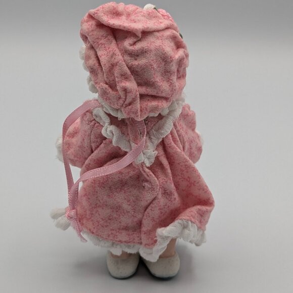 Hallmark Keepsake Mistletoe Miss 2001, 1st in Mistletoe Miss Series, Porcelain - Picture 4 of 10